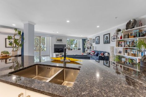 Photo of property in 1c Queen Street, New Plymouth, 4310