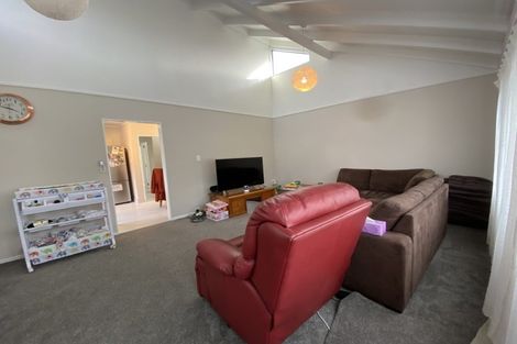 Photo of property in 3/25a Beach Road, Te Atatu Peninsula, Auckland, 0610