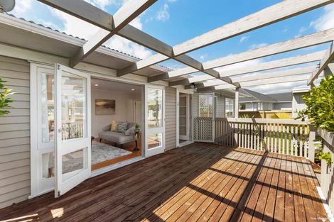 Photo of property in 24 La Rosa Street, Green Bay, Auckland, 0604