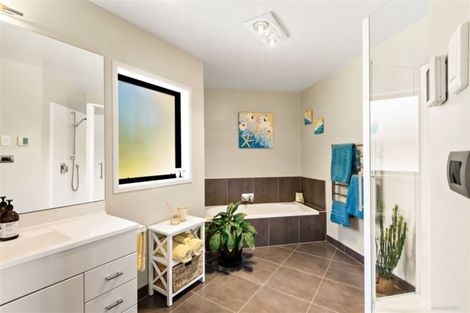 Photo of property in 81 Vaughans Road, Okura, Albany, 0792