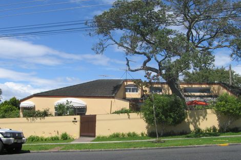 Photo of property in 2/74 Raleigh Road, Northcote, Auckland, 0627