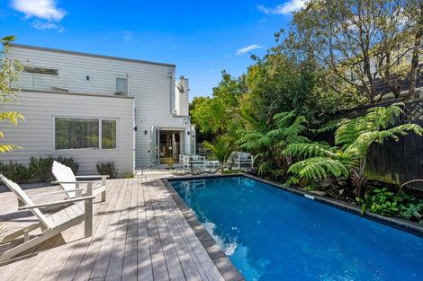 Photo of property in 15c Rodney Road, Northcote Point, Auckland, 0627