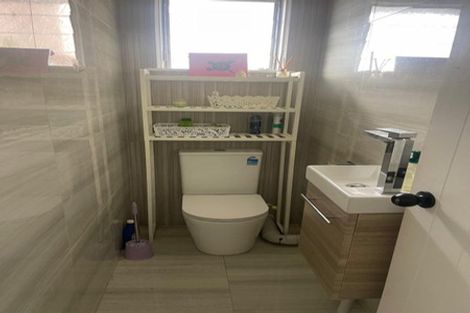 Photo of property in 25 Sovereign Place, Glenfield, Auckland, 0629