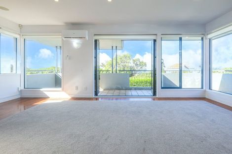 Photo of property in 190 Hurstmere Road, Takapuna, Auckland, 0622