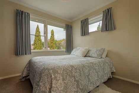 Photo of property in 1 Athlone Place, Hokowhitu, Palmerston North, 4410