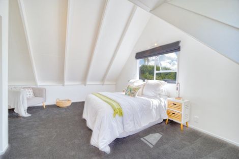 Photo of property in 15 Weka Close, Red Beach, 0932