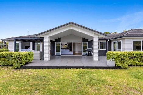 Photo of property in 60 Roberts Road, Matakatia, Whangaparaoa, 0930