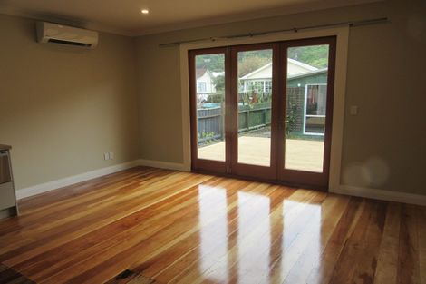 Photo of property in 172a Queens Drive, Lyall Bay, Wellington, 6022