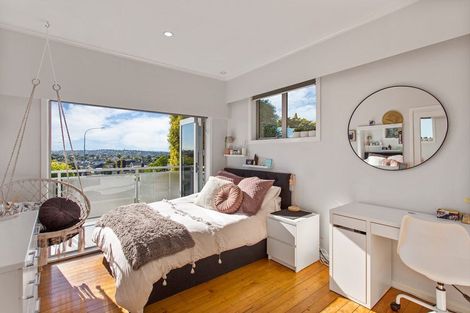 Photo of property in 2 Glenmore Road, Sunnyhills, Auckland, 2010