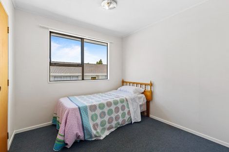 Photo of property in 2/24 Lambrown Drive, Totara Vale, Auckland, 0629