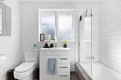 Photo of property in 21 West Harbour Drive, West Harbour, Auckland, 0618