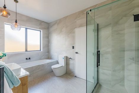 Photo of property in 21 Vinistra Road, Kumeu, 0810