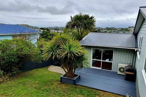 Photo of property in 9 Salford Street, Newlands, Wellington, 6037