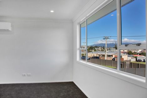 Photo of property in 25 Simons Street, Moturoa, New Plymouth, 4310