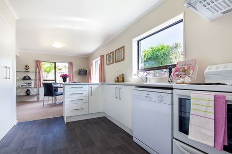 Photo of property in 77a Manhattan Heights, Glendene, Auckland, 0602