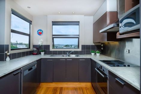 Photo of property in 135 Wiseley Road, West Harbour, Auckland, 0618