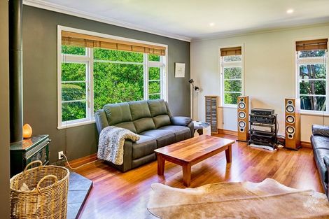 Photo of property in 1 Victory Crescent, Tawa, Wellington, 5028