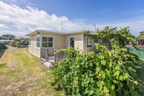 Photo of property in 28 Drake Street, Waikawa Beach, Levin, 5573