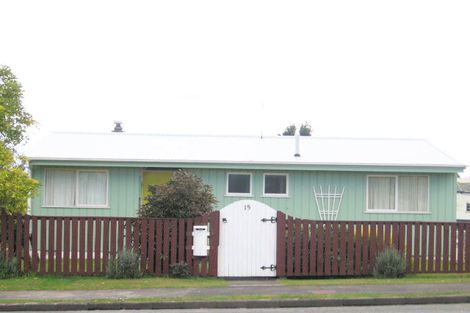 Photo of property in 15 Coles Crescent, Papakura, 2110