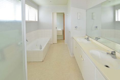 Photo of property in 2/81 Knights Road, Rothesay Bay, Auckland, 0630