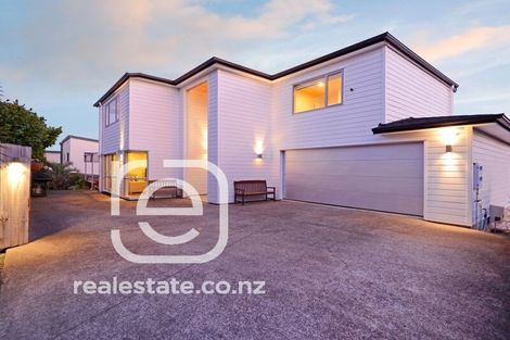Photo of property in 16 Lakeridge Close, Northcross, Auckland, 0632