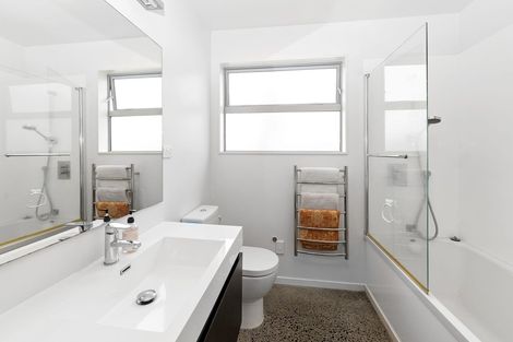 Photo of property in 2b Peachgrove Road, Te Atatu Peninsula, Auckland, 0610