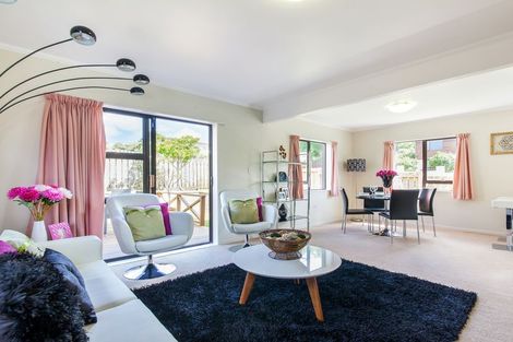 Photo of property in 77a Manhattan Heights, Glendene, Auckland, 0602