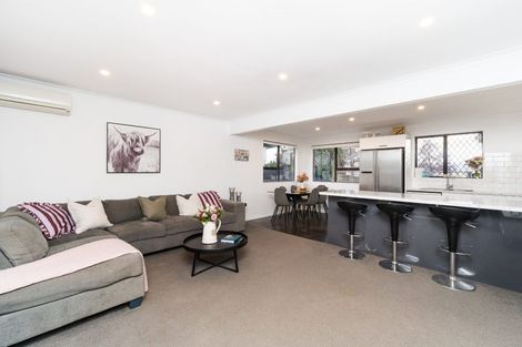Photo of property in 21 Lyndale Place, Kelvin Grove, Palmerston North, 4414