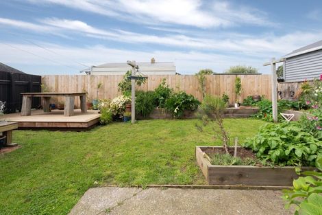 Photo of property in 40 Apu Crescent, Lyall Bay, Wellington, 6022