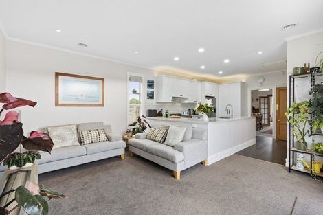 Photo of property in 16 Farm Road, Northland, Wellington, 6012