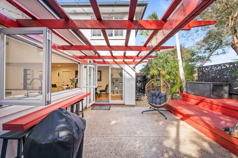 Photo of property in 52 Rising Parade, Fairview Heights, Auckland, 0632