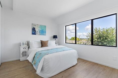 Photo of property in 2/7 Altair Place, Windsor Park, Auckland, 0632