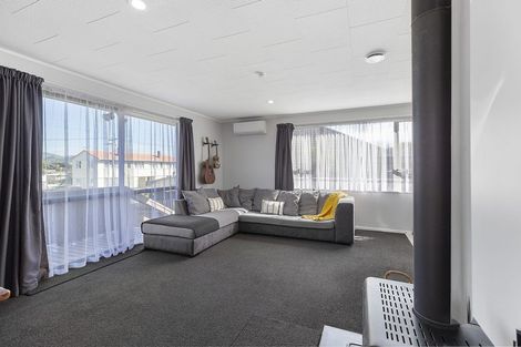 Photo of property in 32 Owhiti Street, Titahi Bay, Porirua, 5022