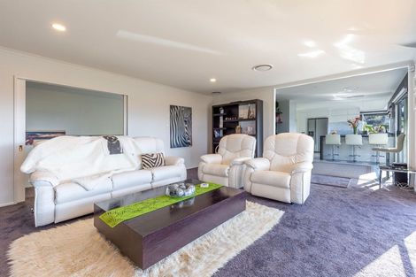 Photo of property in 6 Hogarth Rise, West Harbour, Auckland, 0618