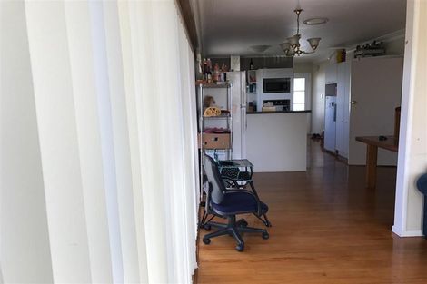 Photo of property in 86 Royal View Road, Te Atatu South, Auckland, 0610