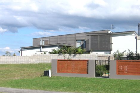 Photo of property in 27 Onemana Way, Te Atatu Peninsula, Auckland, 0610