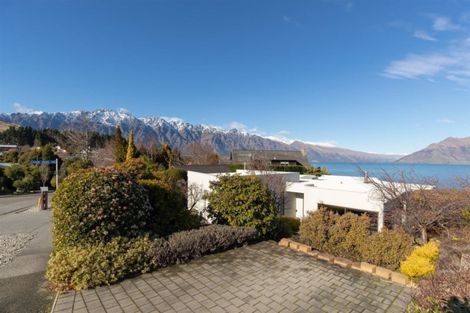 Photo of property in 56 Cedar Drive, Kelvin Heights, Queenstown, 9300