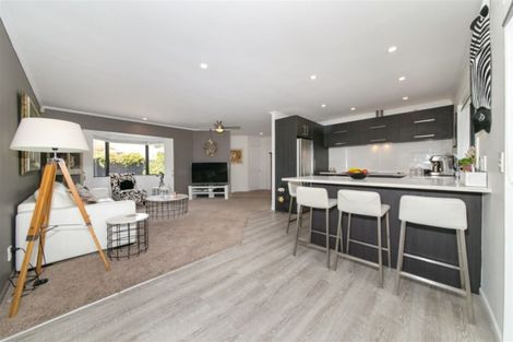 Photo of property in 19 Heversham Place, Glendene, Auckland, 0602