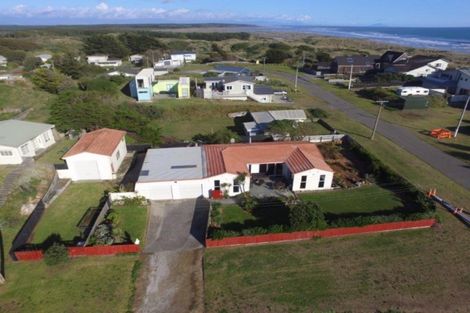 Photo of property in 31 Marine Parade South, Foxton Beach, Foxton, 4815
