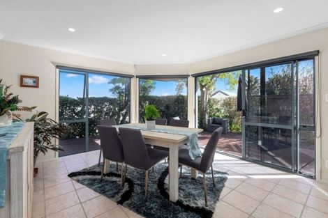 Photo of property in 3 Margaret Henry Crescent, Oteha, Auckland, 0632