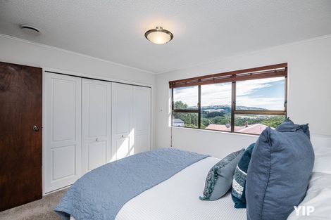 Photo of property in 44 Colchester Crescent, Newlands, Wellington, 6037