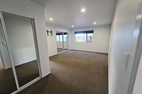 Photo of property in 5 Foyle Place, Glendene, Auckland, 0602