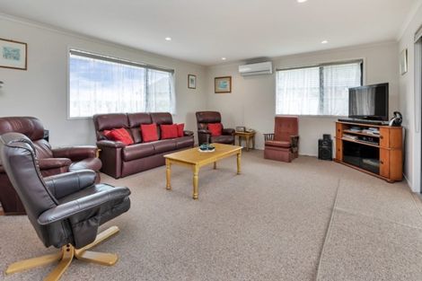 Photo of property in 5 Roto View, One Tree Point, 0118