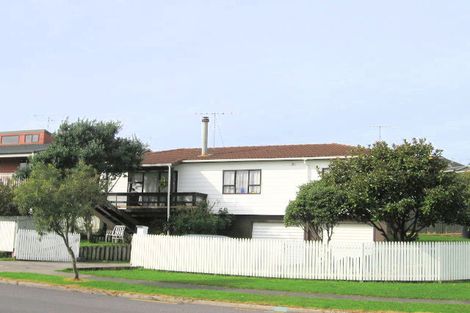 Photo of property in 21 Albert Hall Drive, Red Beach, 0932