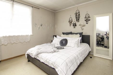 Photo of property in 3 Renfrew Place, Highbury, Palmerston North, 4412