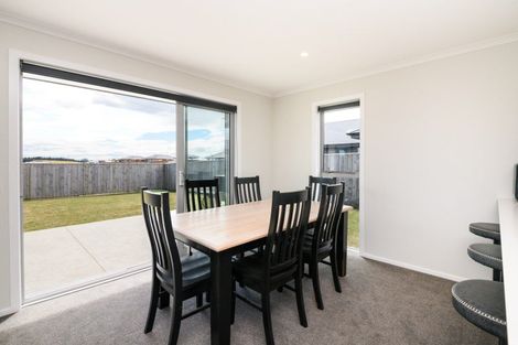 Photo of property in 20 Sardinia Grove, Fitzherbert, Palmerston North, 4410