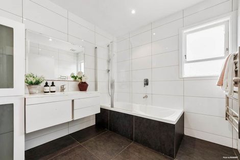 Photo of property in 24 La Rosa Street, Green Bay, Auckland, 0604