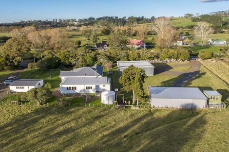 Photo of property in 290 Waitakere Road, Taupaki, 0782