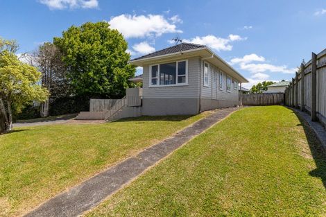 Photo of property in 3 Phelps Place, Glendene, Auckland, 0602