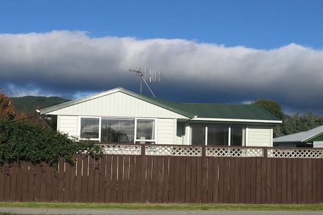 Photo of property in 32 Arawhata Road, Paraparaumu, 5032